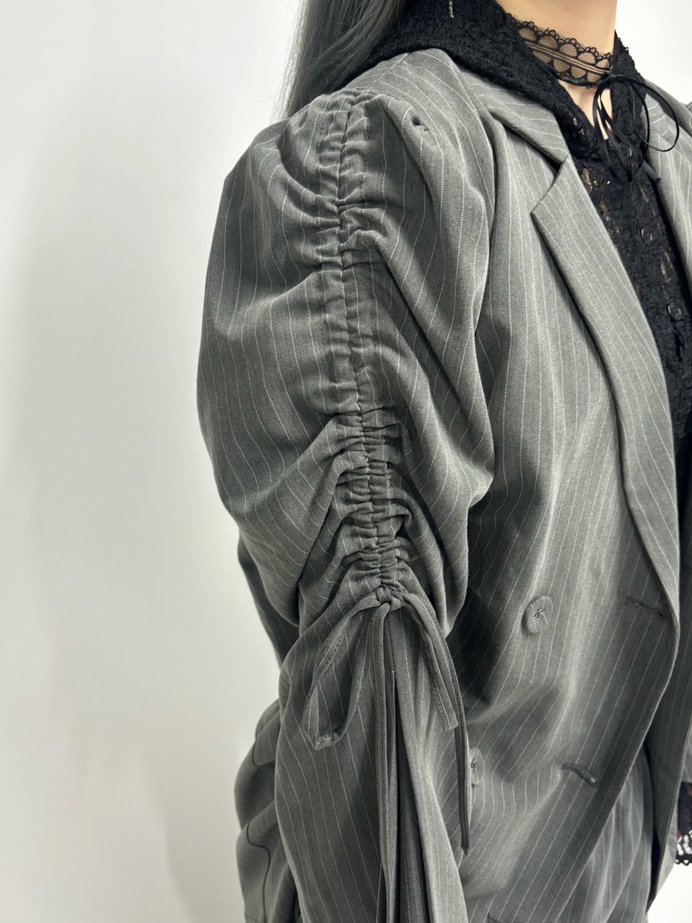 グレー系のスカート、ブラック系のその他シューズ、ブラック系のTシャツ/カットソーを着用したレディースの夏コーディネートの6枚目の写真