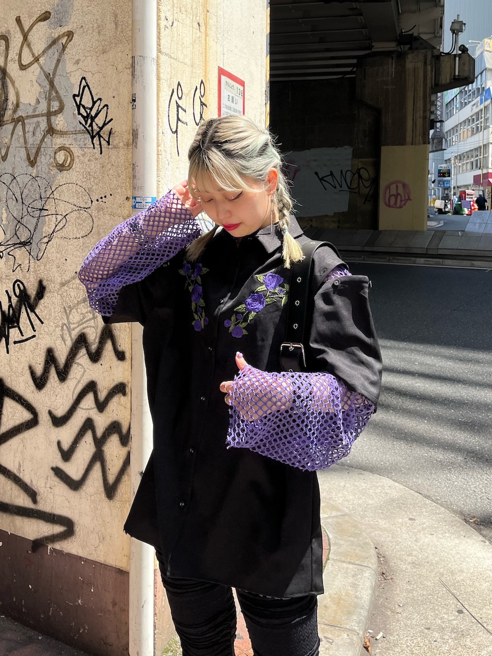 ブラック系のハンドバッグ、パープル系のTシャツ/カットソー、ブラック系のシャツ/ブラウスを着用したレディースの春コーディネートの2枚目の写真