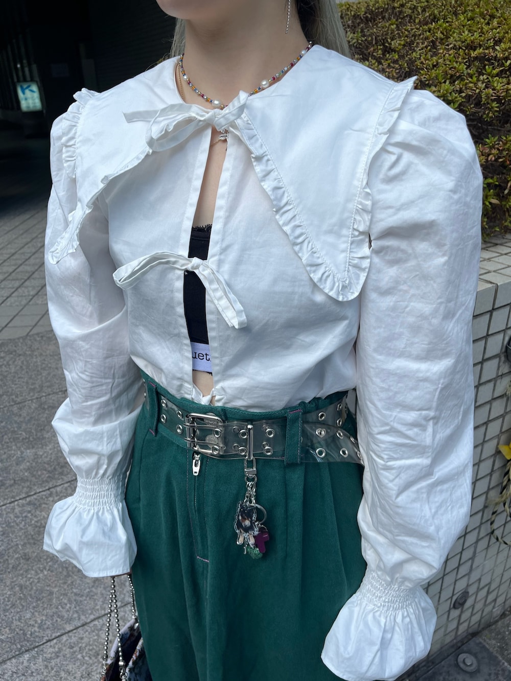 グリーン系のワンピース、その他のハンドバッグ、ホワイト系のシャツ/ブラウスを着用したレディースの夏コーディネートの5枚目の写真