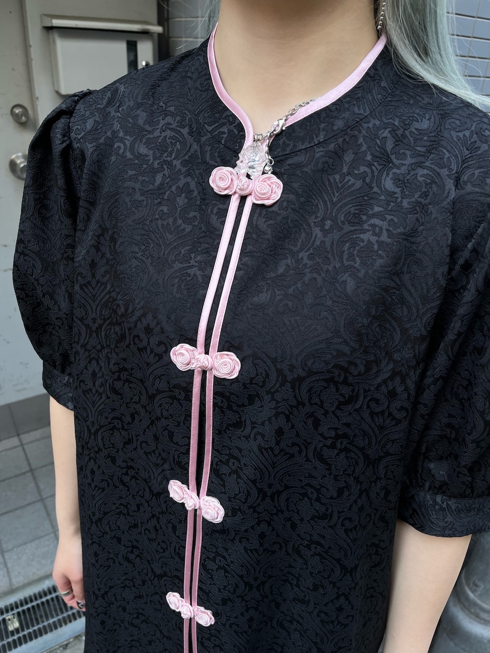 ブラック系のシャツ/ブラウス、ピンク系のその他パンツを着用したレディースの春コーディネートの5枚目の写真