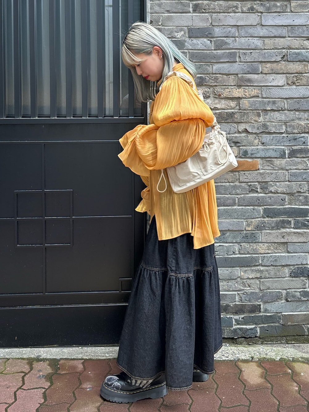 オレンジ系のシャツ/ブラウス、ホワイト系のTシャツ/カットソー、ホワイト系のショルダーバッグを着用したレディースの春コーディネートの4枚目の写真