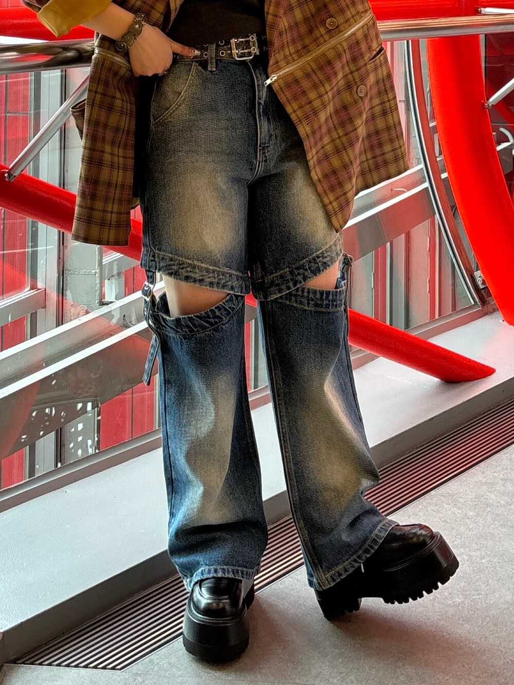 ブルー系のデニムパンツ、ブラック系のドレスシューズ、ブラウン系のテーラードジャケットを着用したレディースの夏コーディネートの5枚目の写真