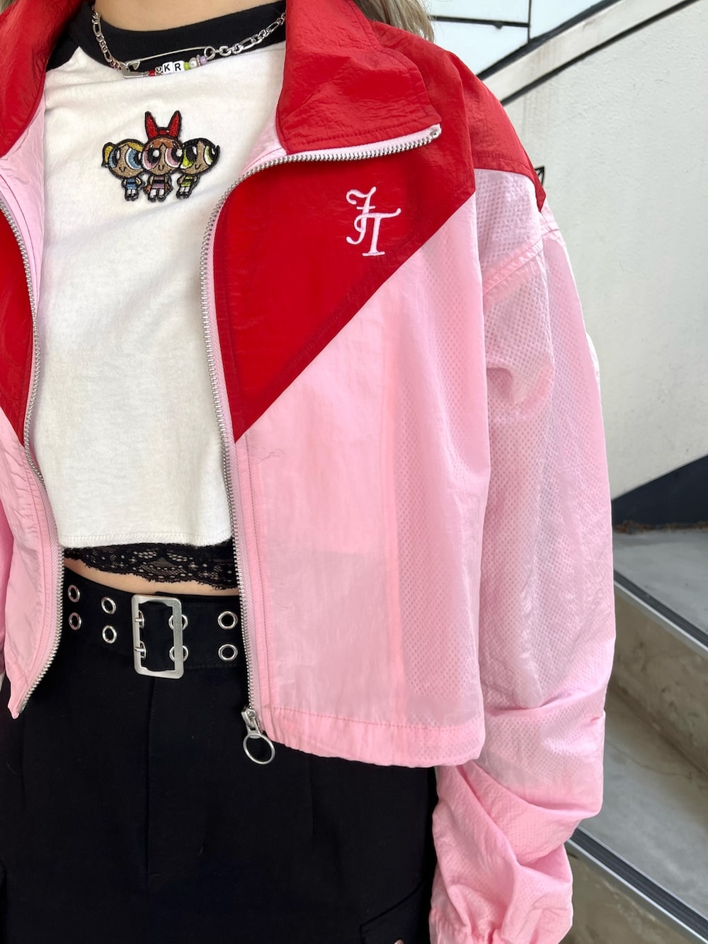 ブラック系のスカート、ピンク系のブルゾン、ホワイト系のTシャツ/カットソーを着用したレディースの春コーディネートの7枚目の写真