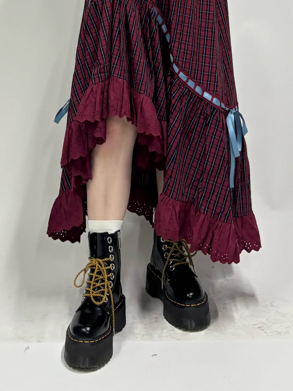 レッド系のスカート、ホワイト系のTシャツ/カットソー、ブラック系のその他シューズを着用したレディースの春コーディネートの8枚目の写真