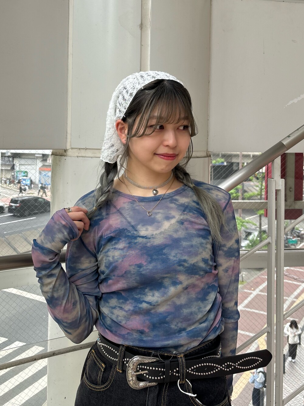 ブラック系のデニムパンツ、ブルー系のTシャツ/カットソー、ブラック系のその他シューズを着用したレディースの春コーディネートの5枚目の写真