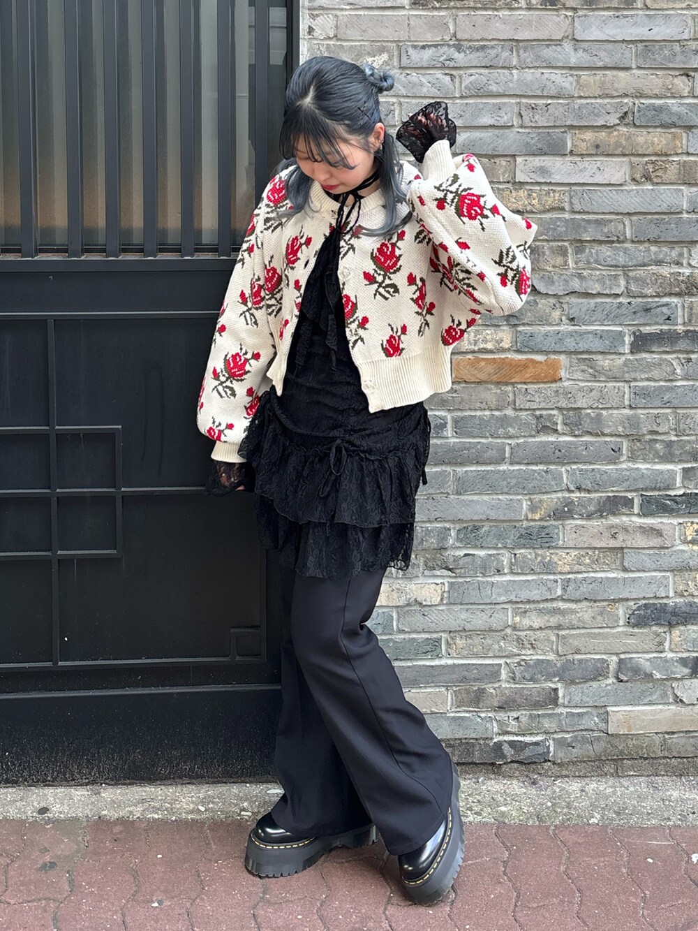 ブラック系のワンピース、ホワイト系のカーディガン/ボレロを着用したレディースの冬コーディネートの4枚目の写真