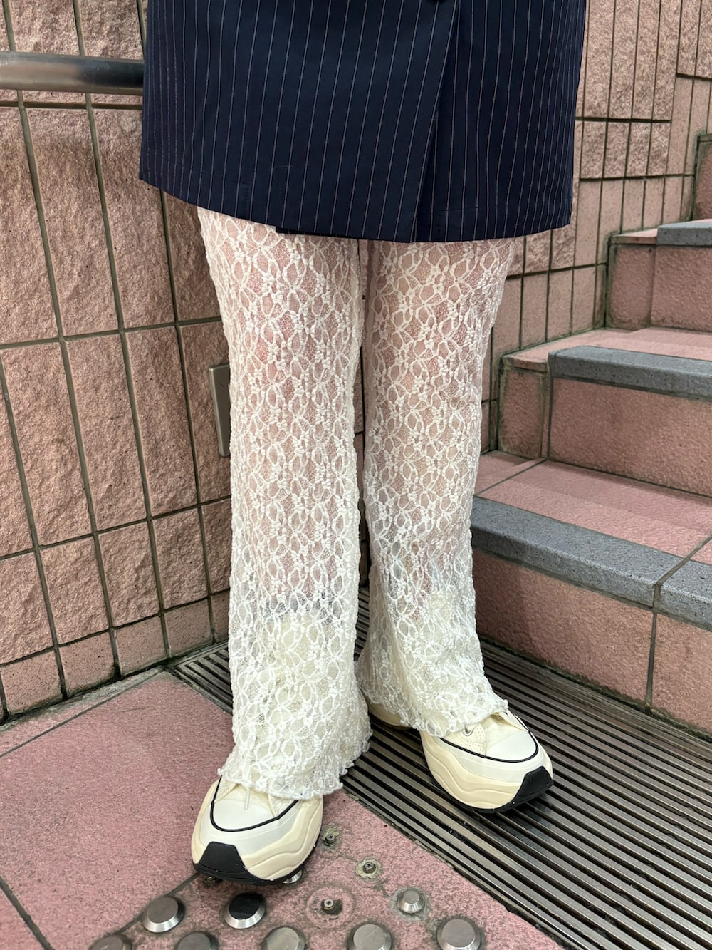 ブルー系のテーラードジャケット、ホワイト系のTシャツ/カットソー、ホワイト系のその他パンツを着用したレディースの冬コーディネートの8枚目の写真