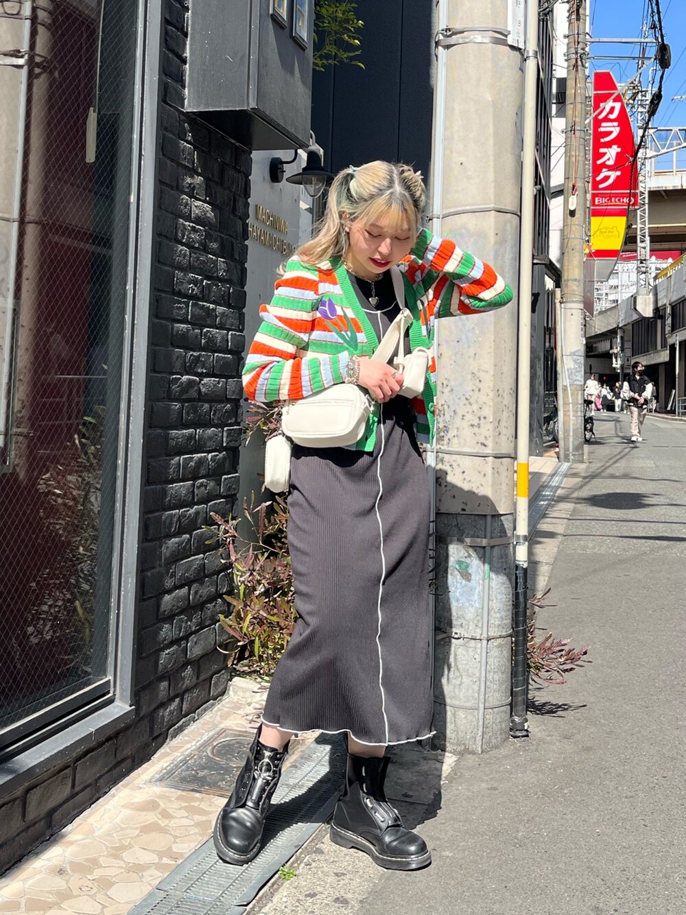 ブラック系のワンピース、ブラック系のタンクトップ、グリーン系のバレッタ/ヘアクリップを着用したレディースの春コーディネートの2枚目の写真