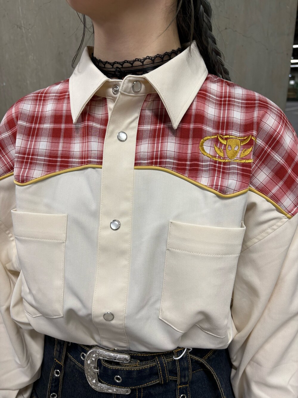 ブルー系のスカート、ホワイト系のシャツ/ブラウス、ホワイト系のブーツを着用したレディースの春コーディネートの6枚目の写真