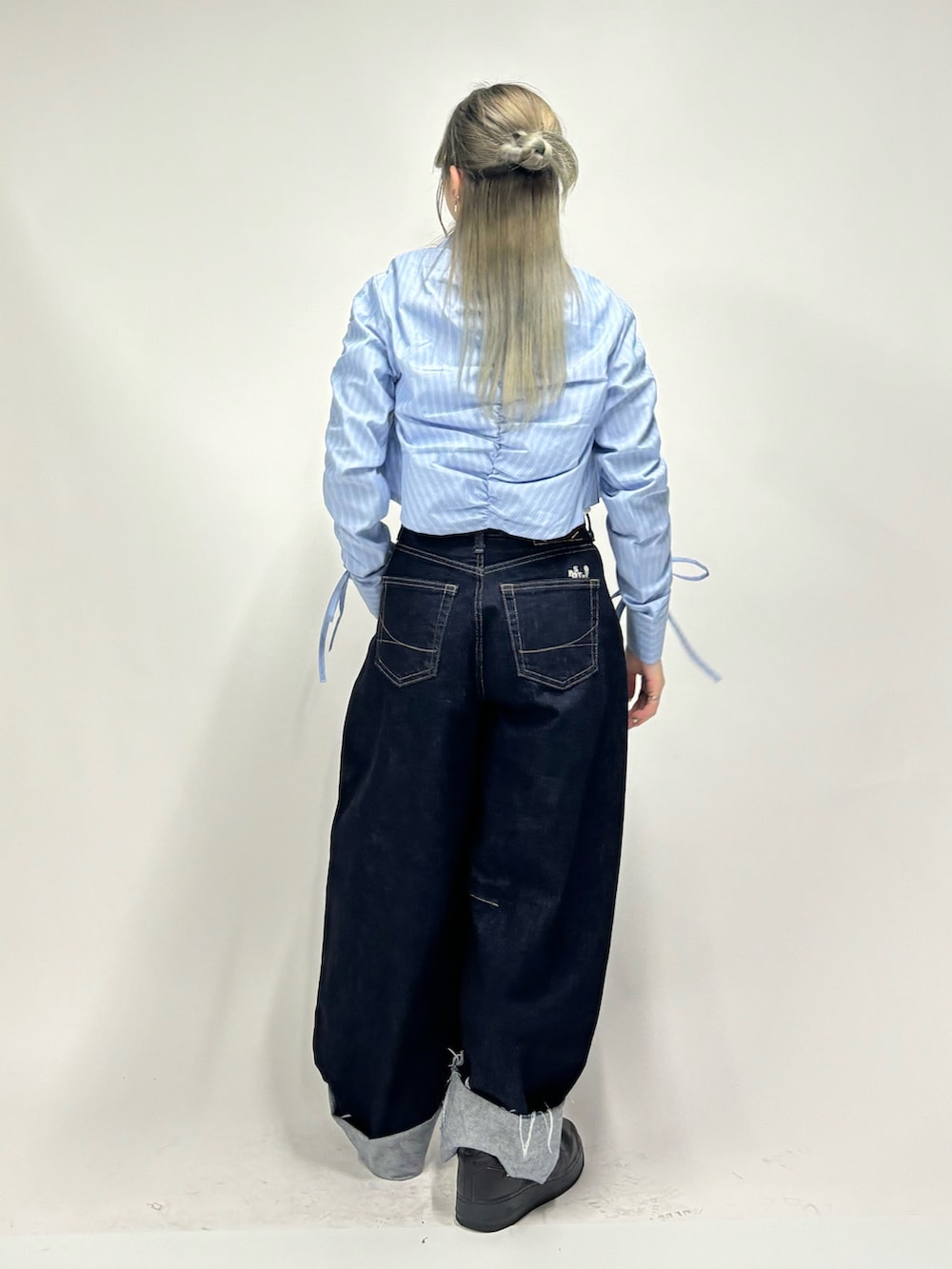 ブルー系のデニムパンツ、ホワイト系のキャミソール、ブルー系のシャツ/ブラウスを着用したレディースの春コーディネートの3枚目の写真