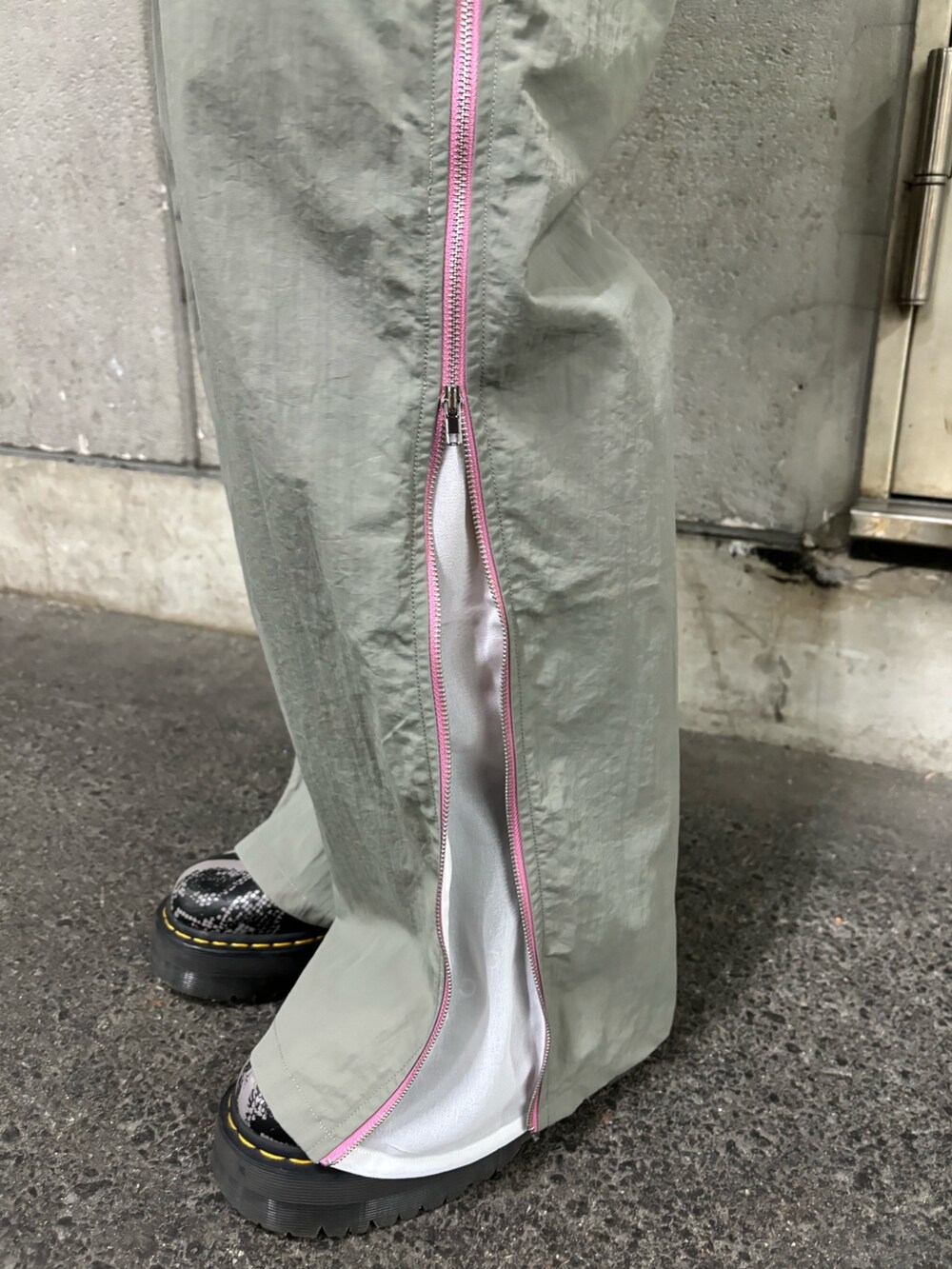 ホワイト系のバックパック/リュック、ホワイト系のキャミソール、グレー系のその他パンツを着用したレディースの春コーディネートの9枚目の写真