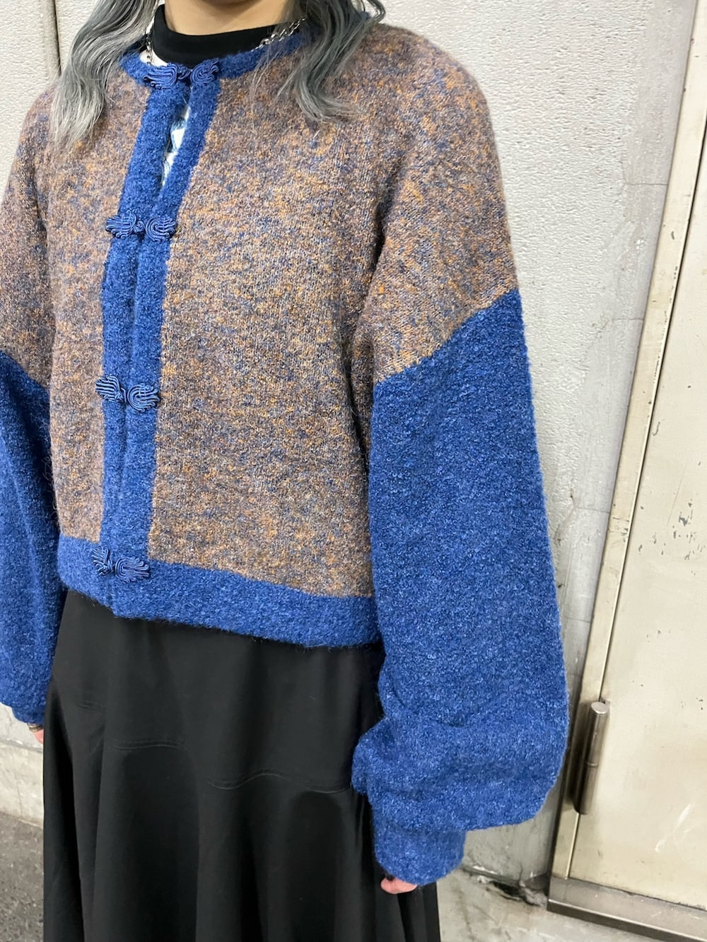 ホワイト系のTシャツ/カットソー、ブラック系のスカート、ブルー系のカーディガン/ボレロを着用したレディースの秋コーディネートの6枚目の写真