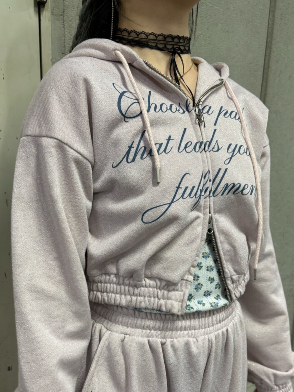 ピンク系のスウェットパンツ、ピンク系のパーカー、ホワイト系のアンサンブルを着用したレディースの春コーディネートの6枚目の写真