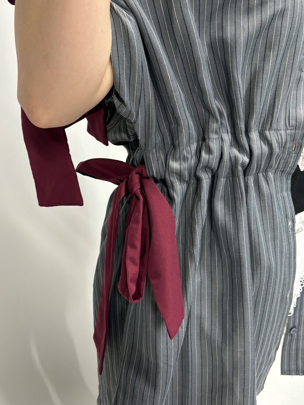 ホワイト系のその他パンツ、グレー系のシャツ/ブラウス、ブラック系のTシャツ/カットソーを着用したレディースの夏コーディネートの8枚目の写真