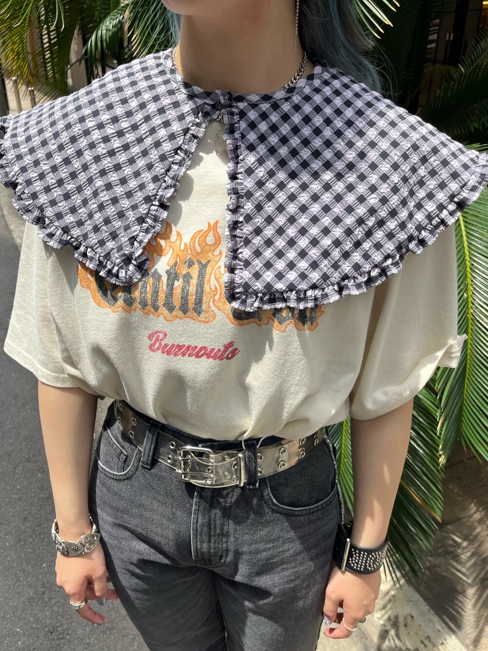 ホワイト系のTシャツ/カットソー、ブラック系のデニムパンツ、パープル系のワンピースを着用したレディースの夏コーディネートの7枚目の写真