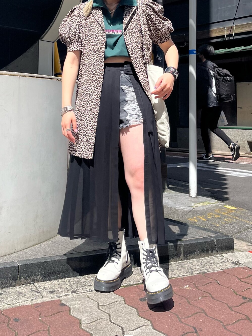 ホワイト系のトートバッグ、グリーン系のTシャツ/カットソー、ブラック系のデニムパンツを着用したレディースの春コーディネートの7枚目の写真