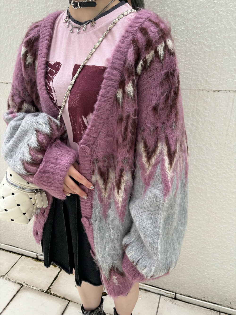 ブラック系のその他パンツ、ホワイト系のショルダーバッグ、ピンク系のTシャツ/カットソーを着用したレディースの秋コーディネートの5枚目の写真