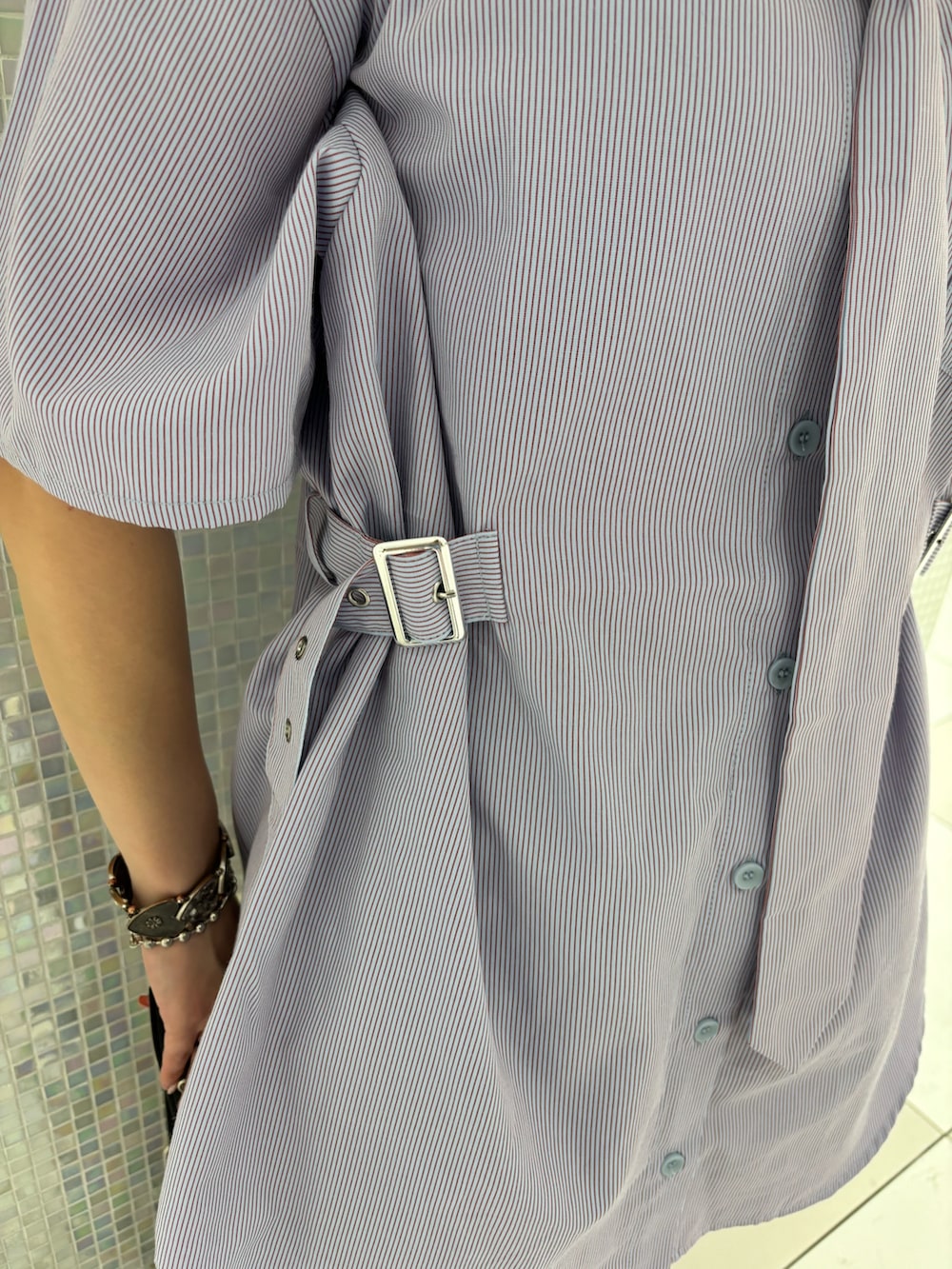 ブラック系のデニムパンツ、ブラック系のショルダーバッグ、パープル系のシャツ/ブラウスを着用したレディースの夏コーディネートの7枚目の写真