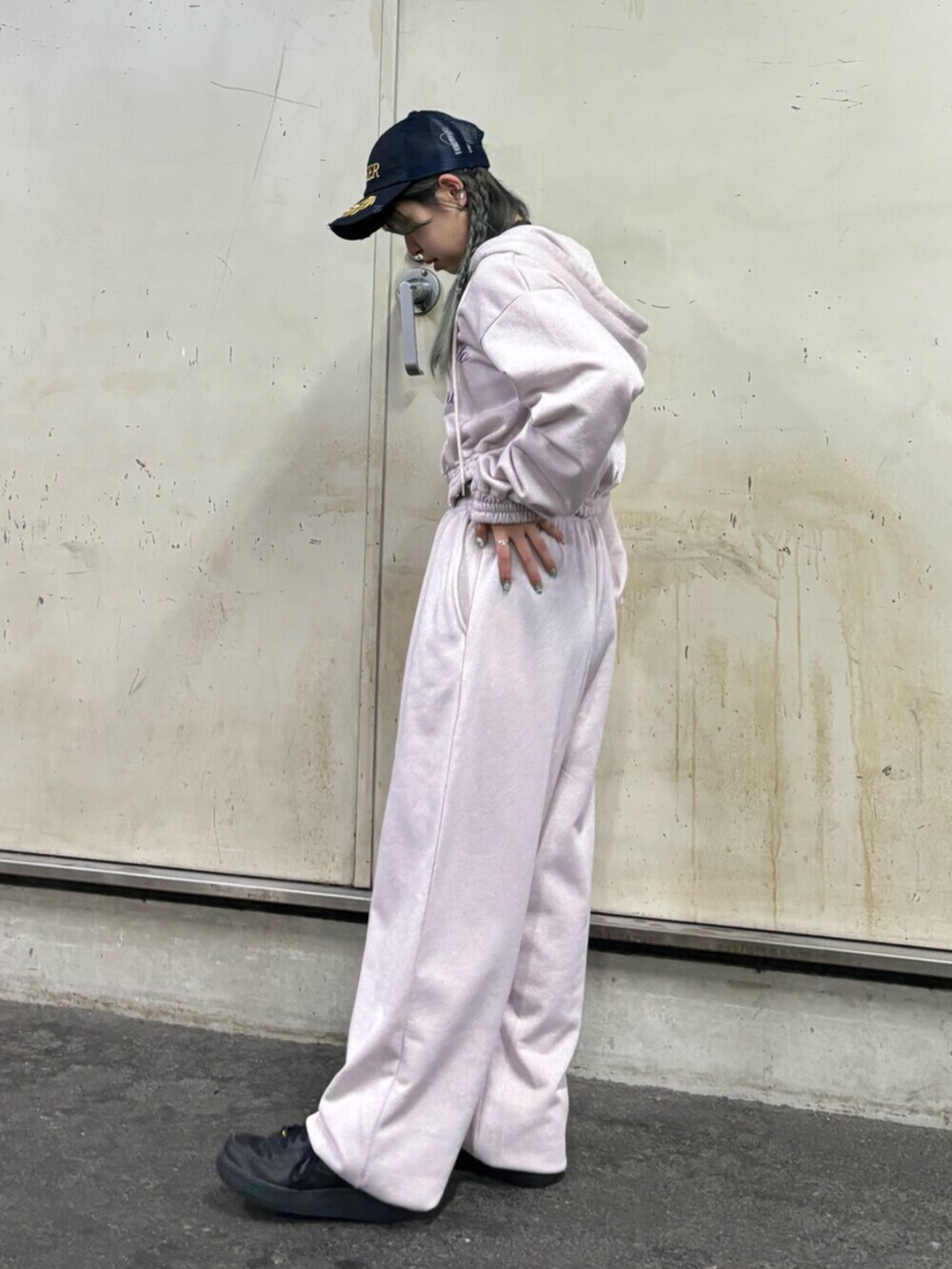 ピンク系のスウェットパンツ、ピンク系のパーカー、ホワイト系のアンサンブルを着用したレディースの春コーディネートの4枚目の写真