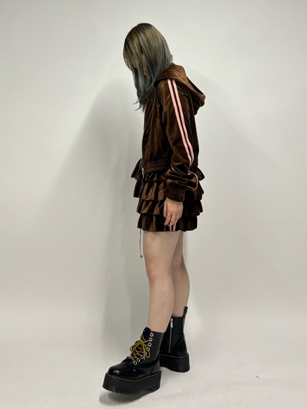 ブラウン系のスカート、ブラウン系のパーカー、ホワイト系のTシャツ/カットソーを着用したレディースの夏コーディネートの4枚目の写真