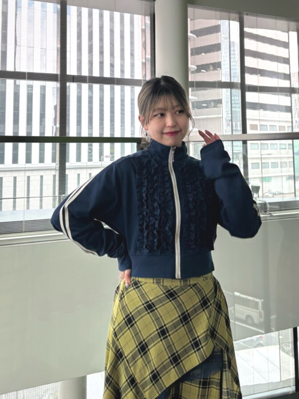 ブラック系のその他シューズ、ブルー系のジャージ、イエロー系のスカートを着用したレディースの春コーディネートの6枚目の写真