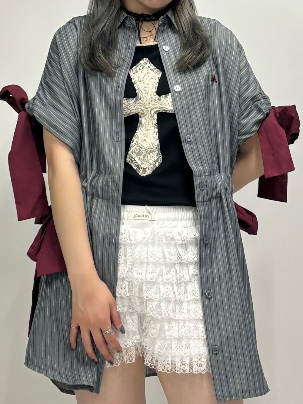 ホワイト系のその他パンツ、グレー系のシャツ/ブラウス、ブラック系のTシャツ/カットソーを着用したレディースの夏コーディネートの7枚目の写真