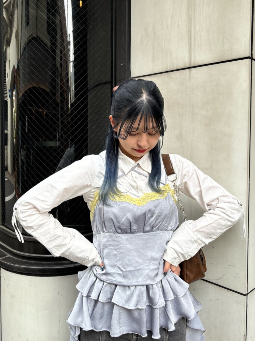 ホワイト系のシャツ/ブラウス、グレー系のキャミソール、ブラウン系のハンドバッグを着用したレディースの春コーディネートの5枚目の写真