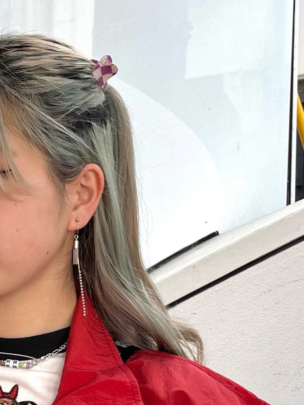 ブラック系のスカート、ピンク系のブルゾン、ホワイト系のTシャツ/カットソーを着用したレディースの春コーディネートの9枚目の写真