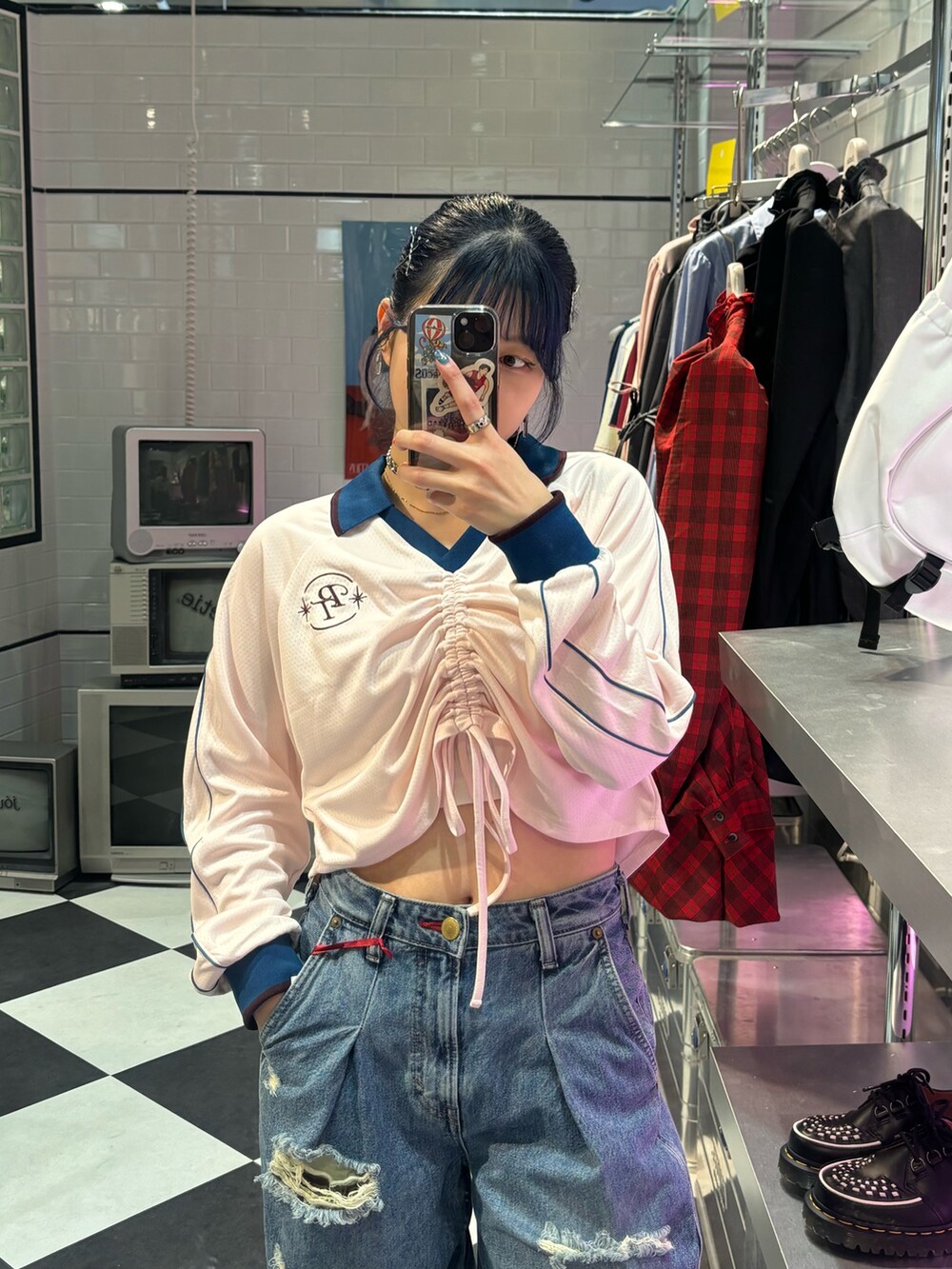 ブルー系のデニムパンツ、ピンク系のTシャツ/カットソー、ブラック系のチョーカーを着用したレディースの秋コーディネートの3枚目の写真