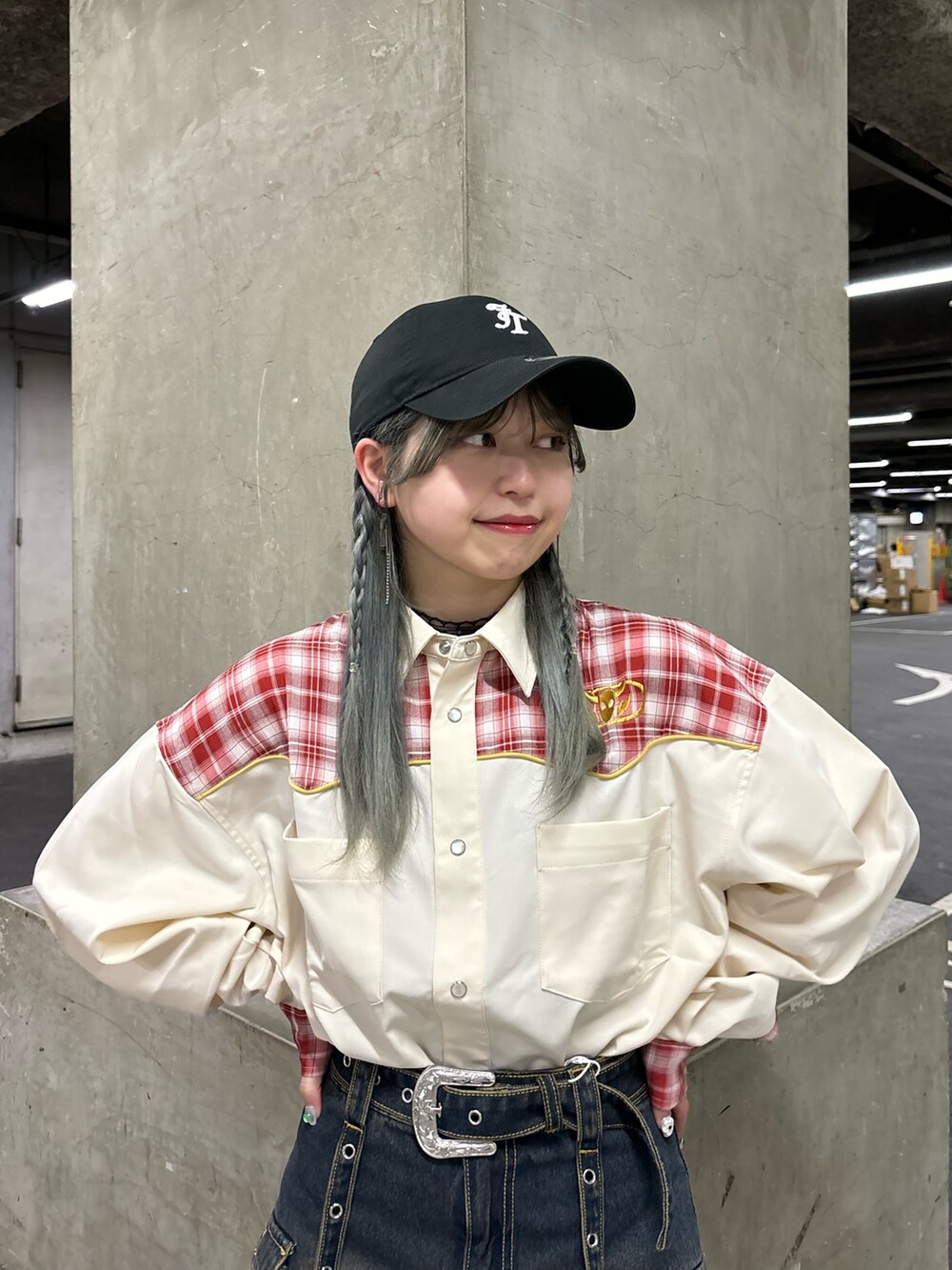 ブルー系のスカート、ホワイト系のシャツ/ブラウス、ホワイト系のブーツを着用したレディースの春コーディネートの5枚目の写真