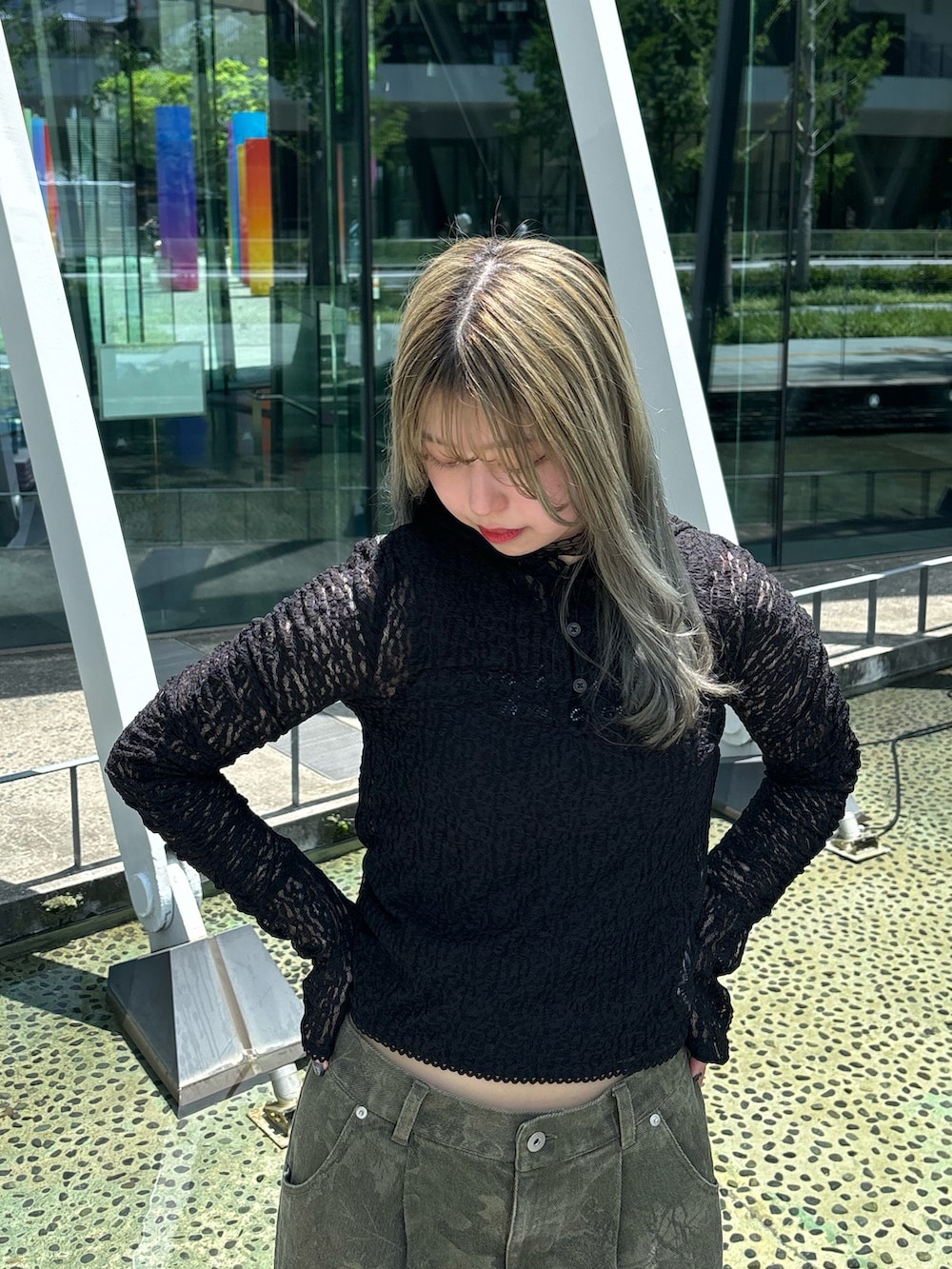 グリーン系のその他パンツ、ブラック系のその他シューズ、ブラック系のタンクトップを着用したレディースの夏コーディネートの5枚目の写真