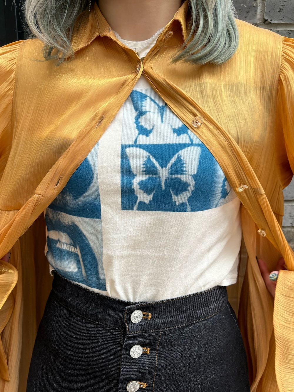 オレンジ系のシャツ/ブラウス、ホワイト系のTシャツ/カットソー、ホワイト系のショルダーバッグを着用したレディースの春コーディネートの8枚目の写真