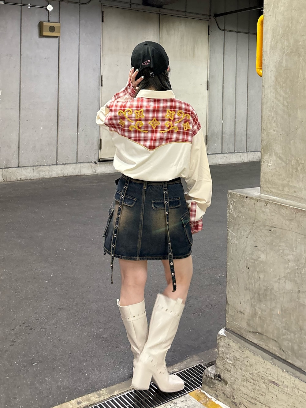 ブルー系のスカート、ホワイト系のシャツ/ブラウス、ホワイト系のブーツを着用したレディースの春コーディネートの3枚目の写真