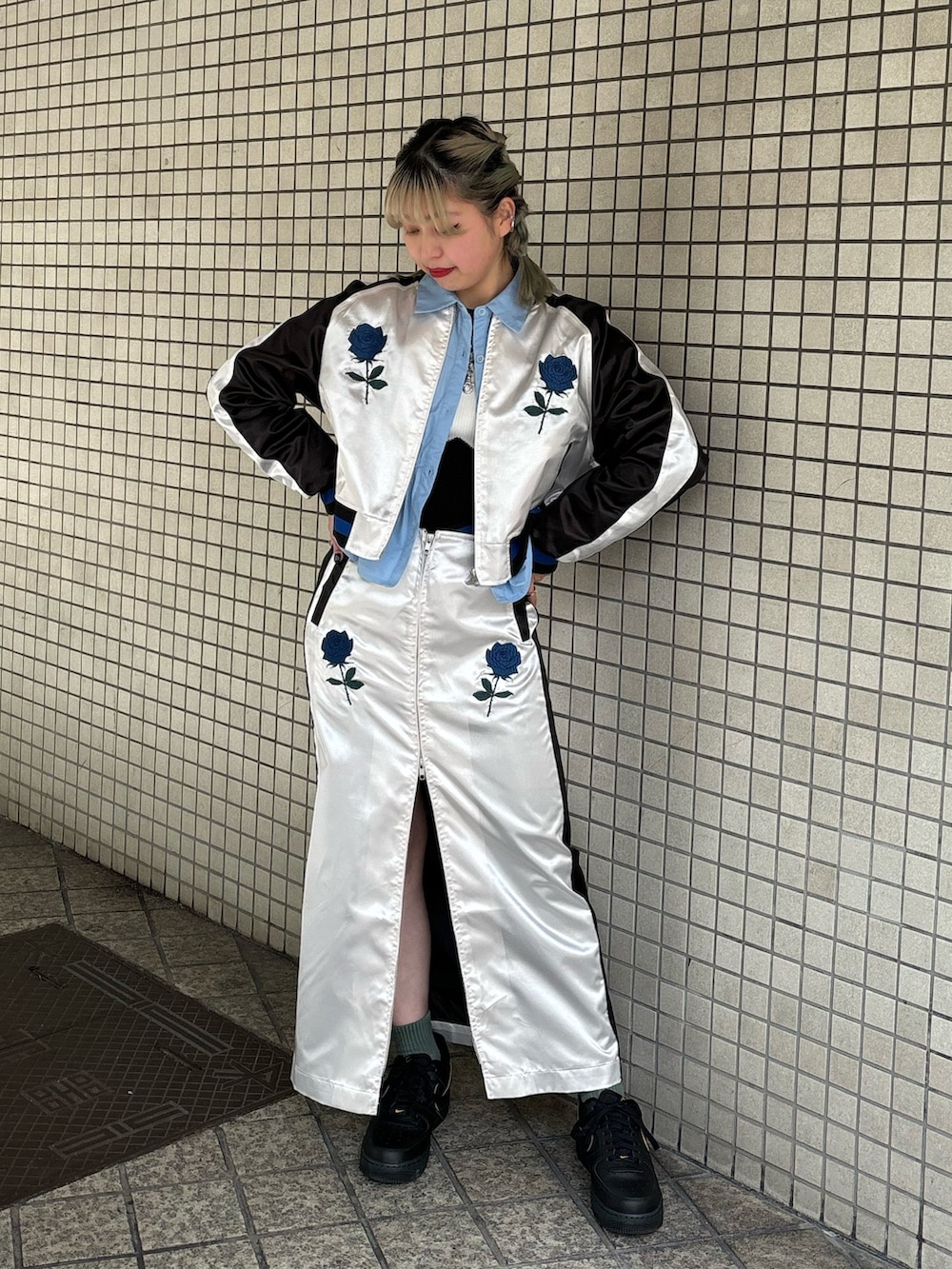 ホワイト系のスカート、ブルー系のシャツ/ブラウス、ブラック系のニット/セーターを着用したレディースの春コーディネートの5枚目の写真