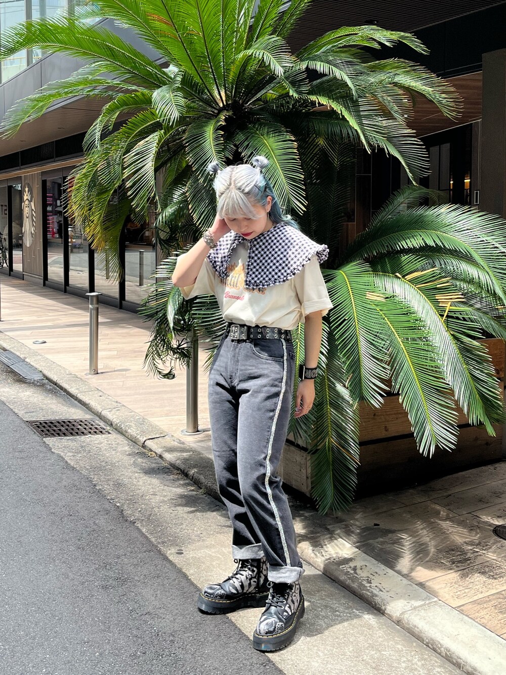 ホワイト系のTシャツ/カットソー、ブラック系のデニムパンツ、パープル系のワンピースを着用したレディースの夏コーディネートの2枚目の写真