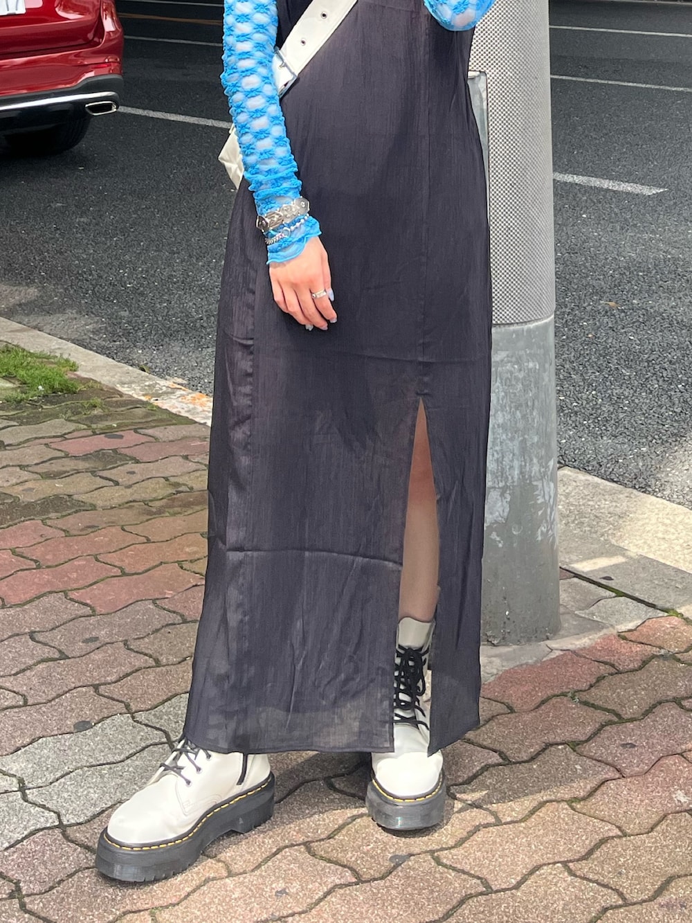 ブルー系のTシャツ/カットソー、ブラック系のワンピース、シルバー系のネックレスを着用したレディースの夏コーディネートの7枚目の写真