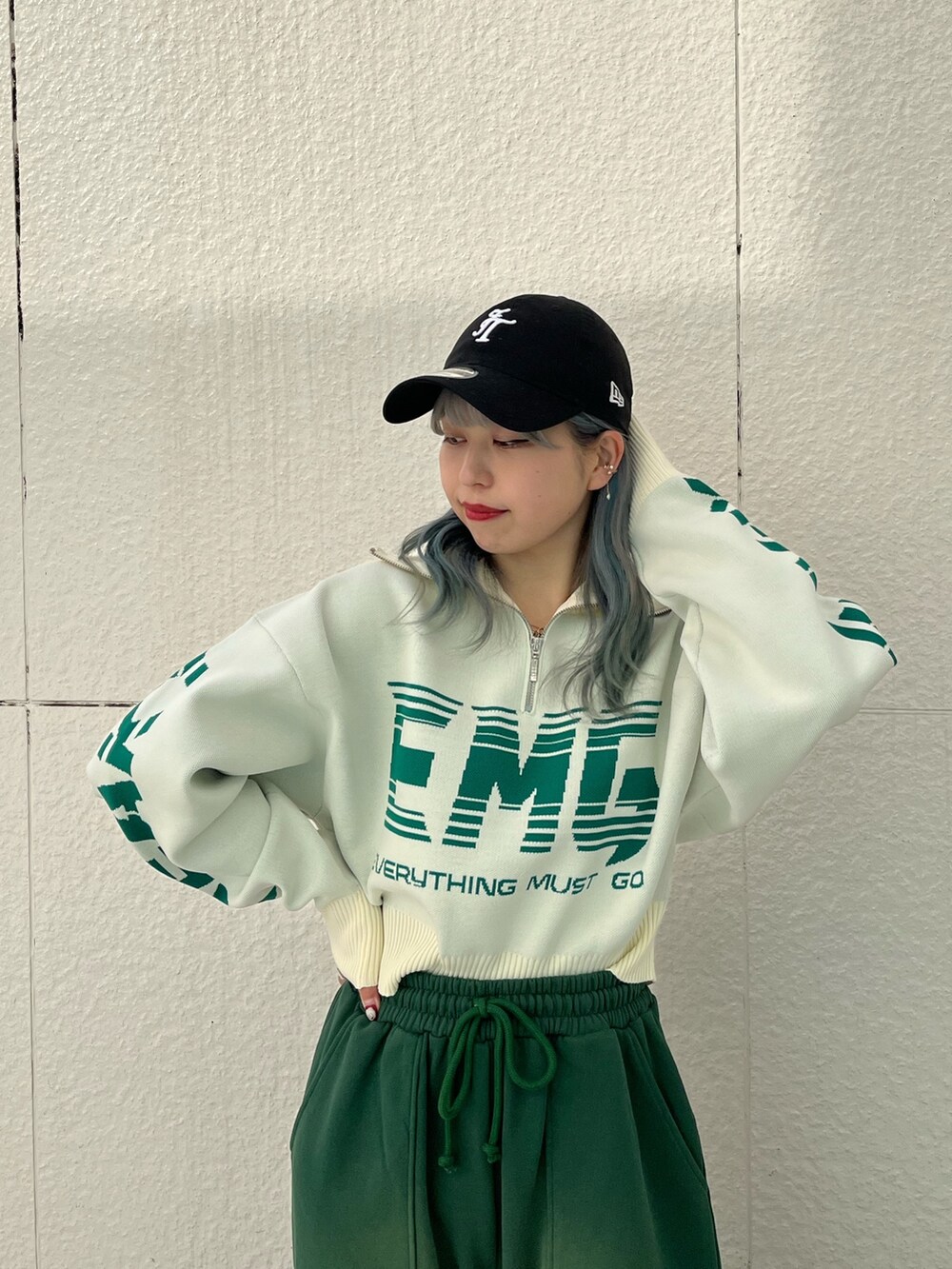 グリーン系のスウェットパンツ、ホワイト系のニット/セーター、シルバー系のネックレスを着用したレディースの冬コーディネートの5枚目の写真