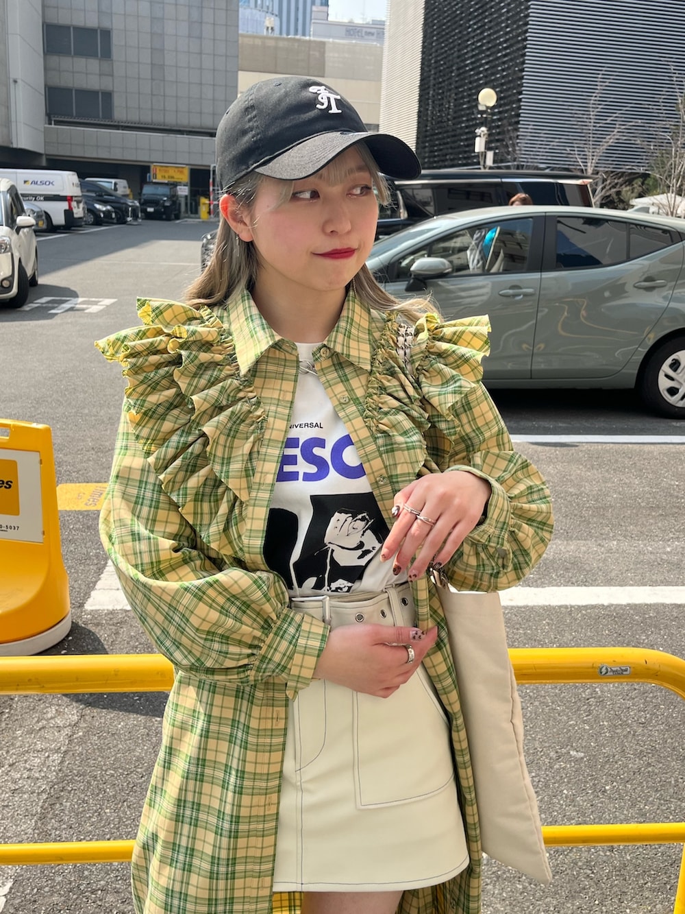 ホワイト系のその他パンツ、イエロー系のワンピース、ホワイト系のTシャツ/カットソーを着用したレディースの春コーディネートの2枚目の写真