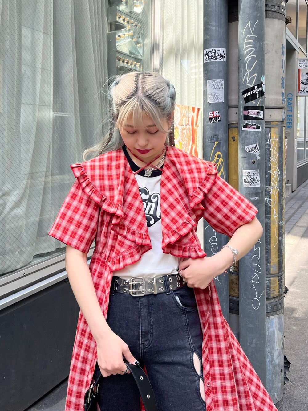 ブラック系のハンドバッグ、ホワイト系のTシャツ/カットソー、レッド系のワンピースを着用したレディースの春コーディネートの5枚目の写真