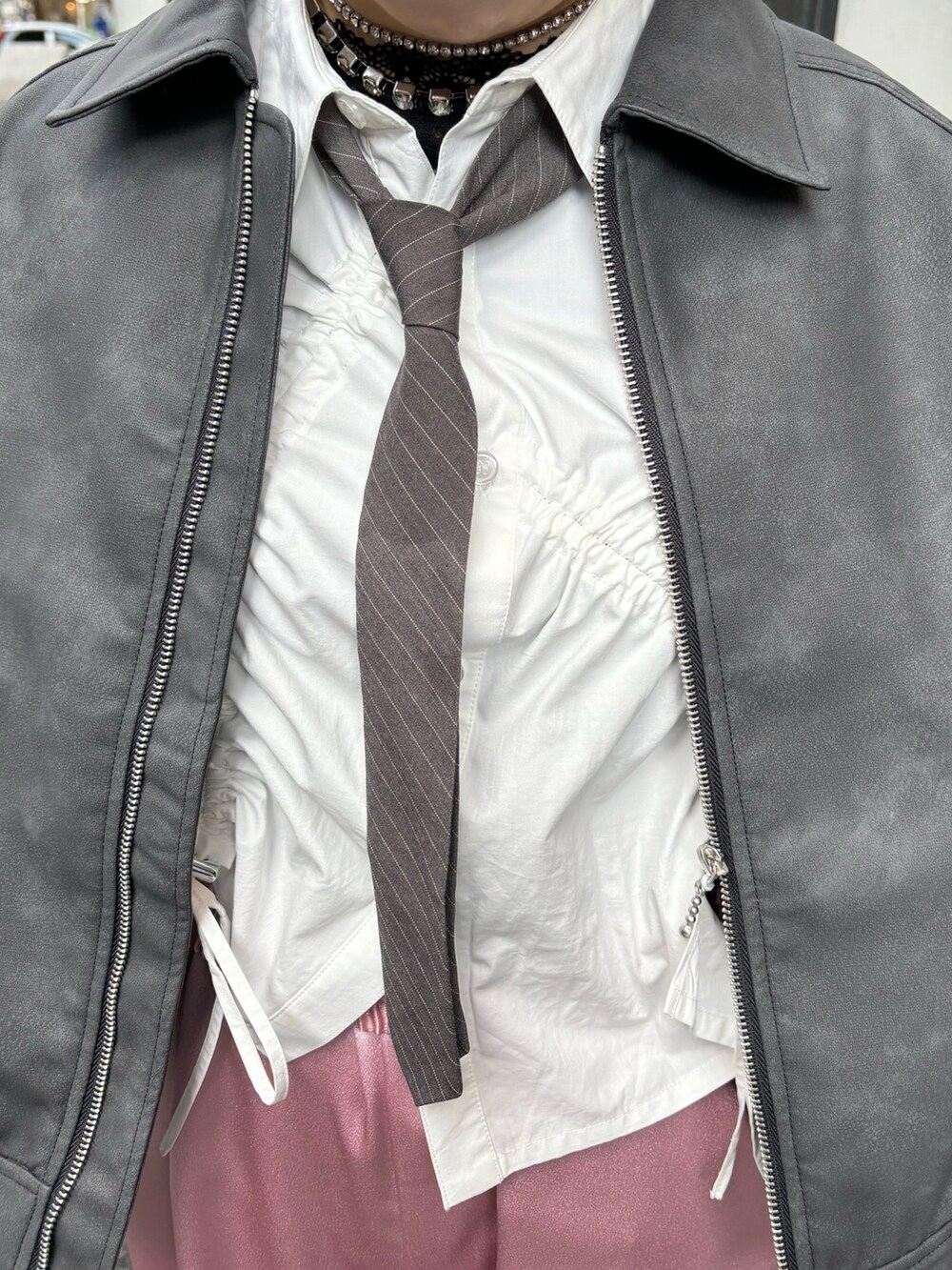 ピンク系のその他パンツ、ホワイト系のシャツ/ブラウス、ブラック系のブルゾンを着用したレディースの冬コーディネートの5枚目の写真