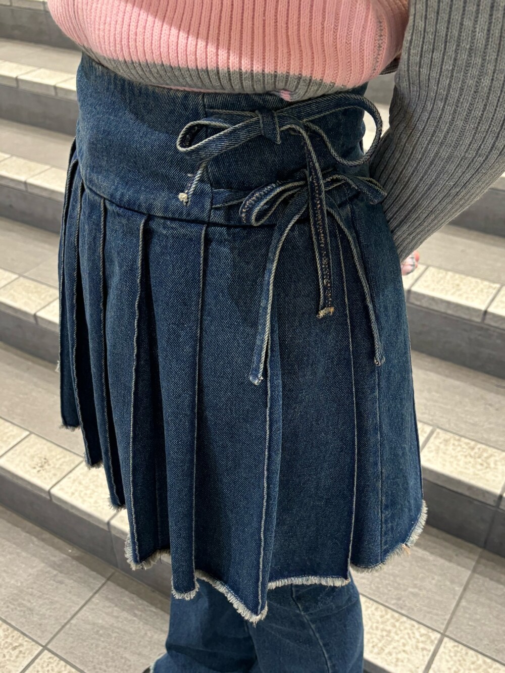 ブルー系のその他パンツ、グレー系のニット/セーターを着用したレディースの秋コーディネートの7枚目の写真