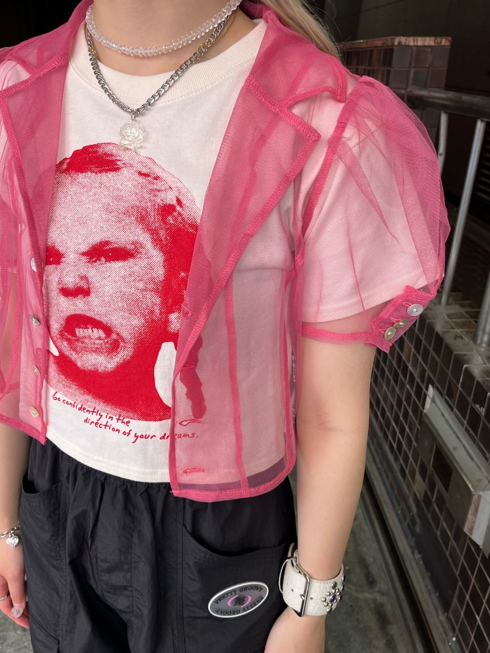 ブラック系のサンダル、ブラック系のカーゴパンツ、ホワイト系のTシャツ/カットソーを着用したレディースの夏コーディネートの5枚目の写真