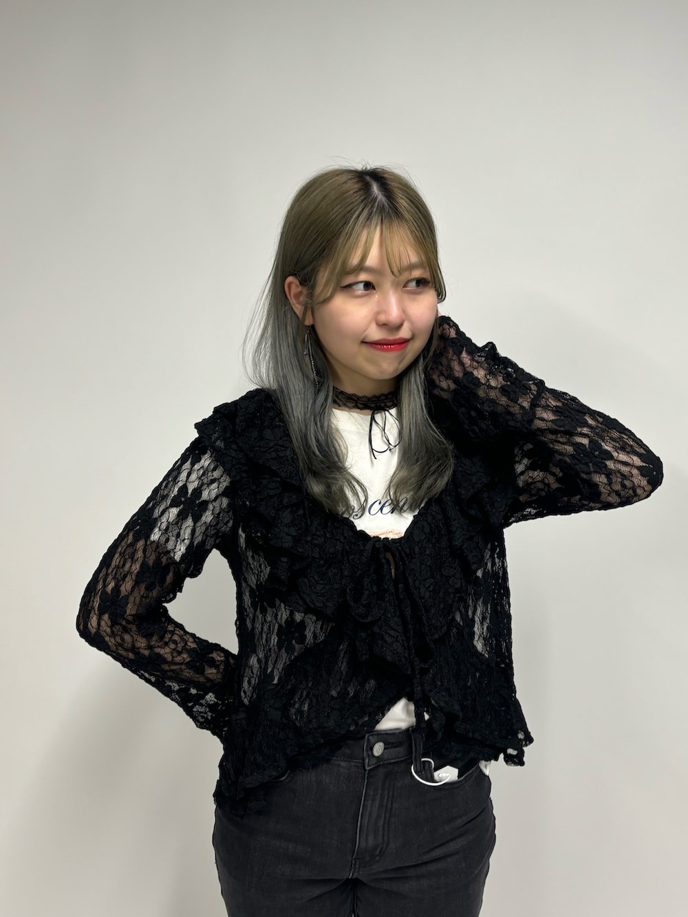 ブラック系のデニムパンツ、ブラック系のその他シューズ、ホワイト系のTシャツ/カットソーを着用したレディースの夏コーディネートの5枚目の写真