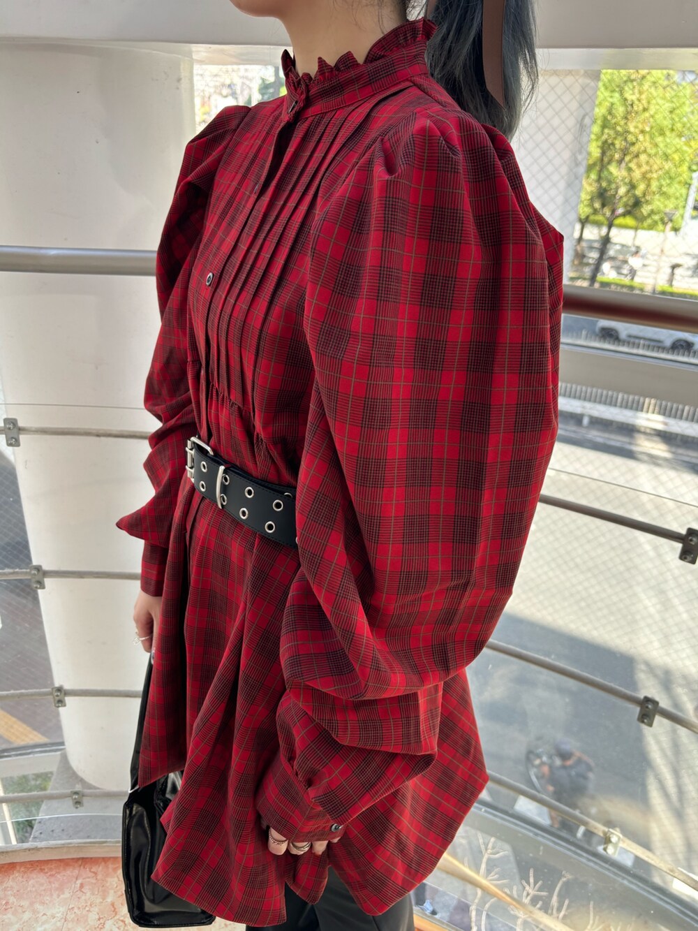 レッド系のワンピース、ブラック系のハンドバッグ、ブラック系のその他パンツを着用したレディースの秋コーディネートの8枚目の写真