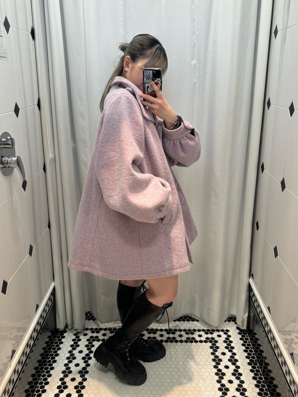 ピンク系のその他アウター、ブラック系のブーツ、その他のネックレスを着用したレディースの夏コーディネートの5枚目の写真