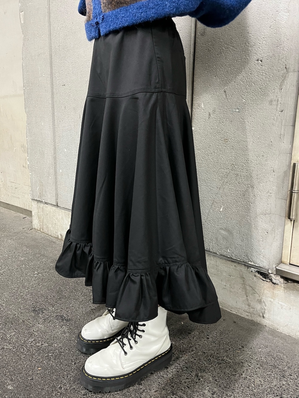 ホワイト系のTシャツ/カットソー、ブラック系のスカート、ブルー系のカーディガン/ボレロを着用したレディースの秋コーディネートの7枚目の写真