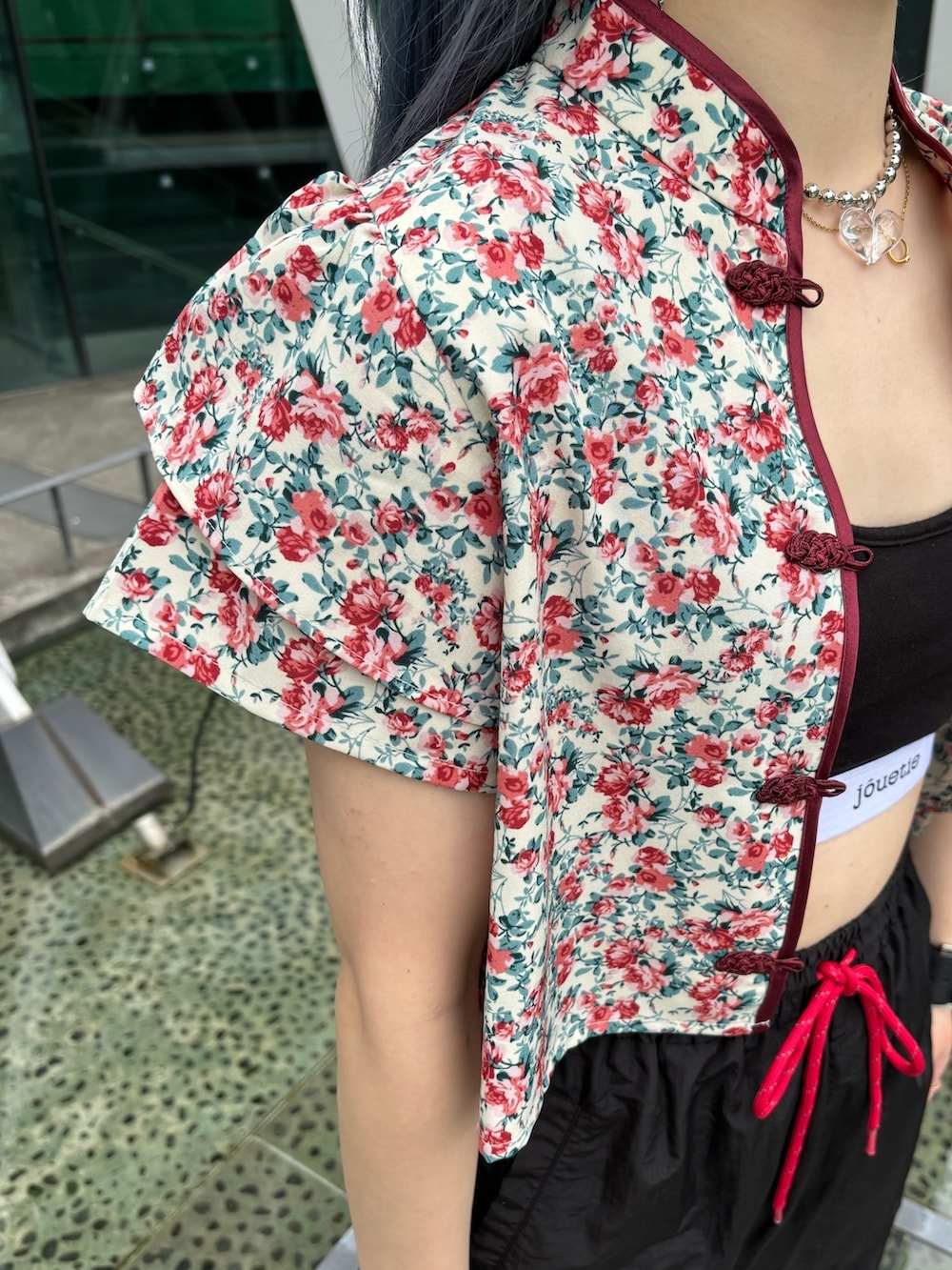 ブラック系のその他パンツ、ホワイト系のシャツ/ブラウス、シルバー系のブレスレットを着用したレディースの春コーディネートの5枚目の写真