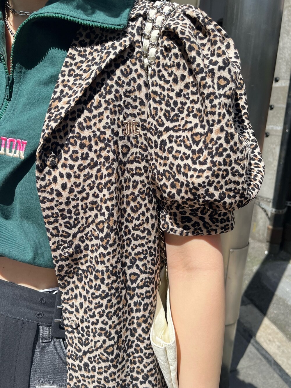 ホワイト系のトートバッグ、グリーン系のTシャツ/カットソー、ブラック系のデニムパンツを着用したレディースの春コーディネートの6枚目の写真