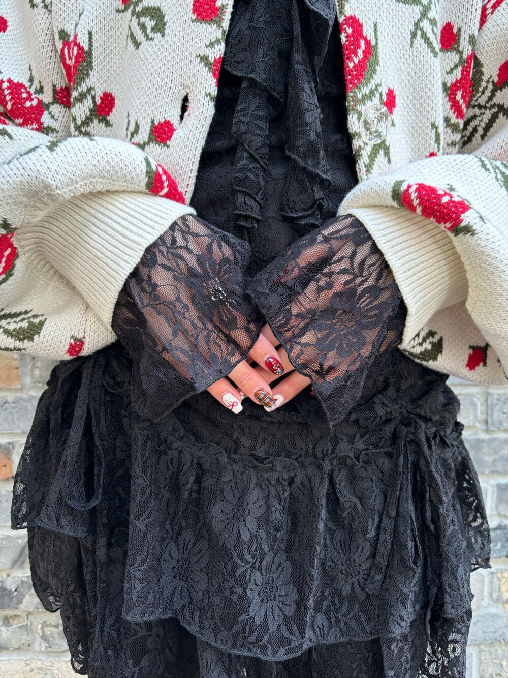 ブラック系のワンピース、ホワイト系のカーディガン/ボレロを着用したレディースの冬コーディネートの8枚目の写真