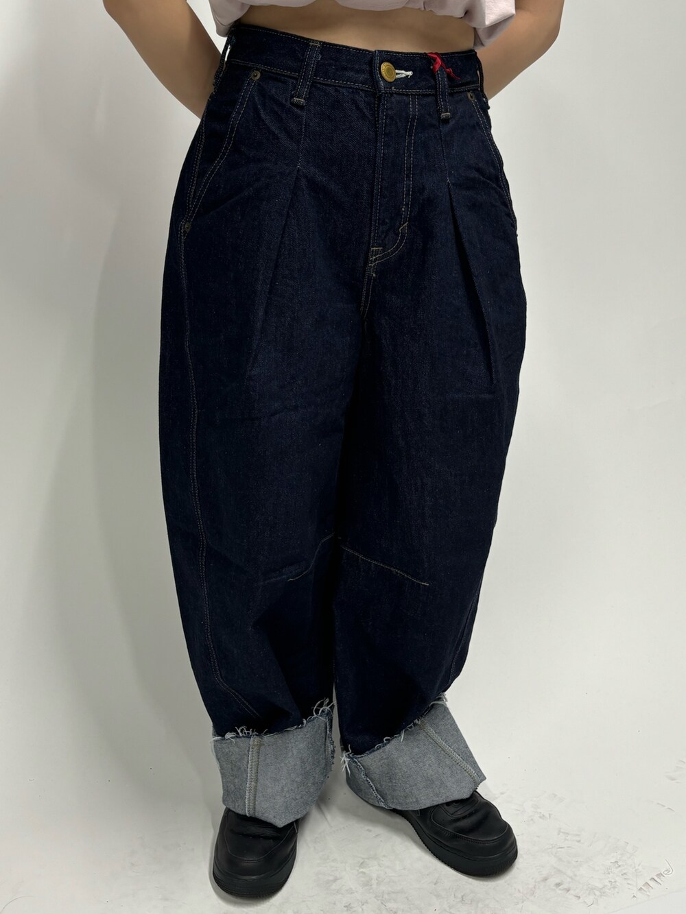 ブルー系のデニムパンツ、ピンク系のポロシャツを着用したレディースの春コーディネートの7枚目の写真